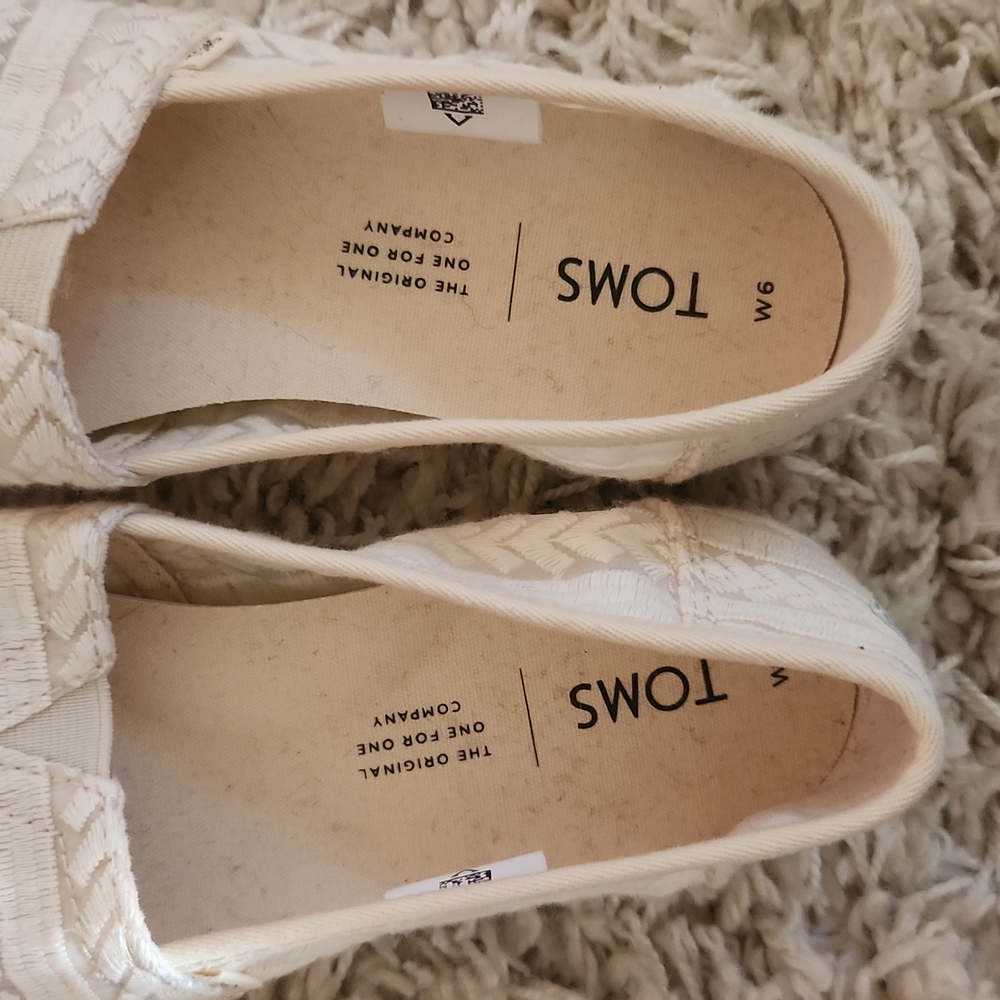 Size 6 Women's Toms - Picture 5 of 5